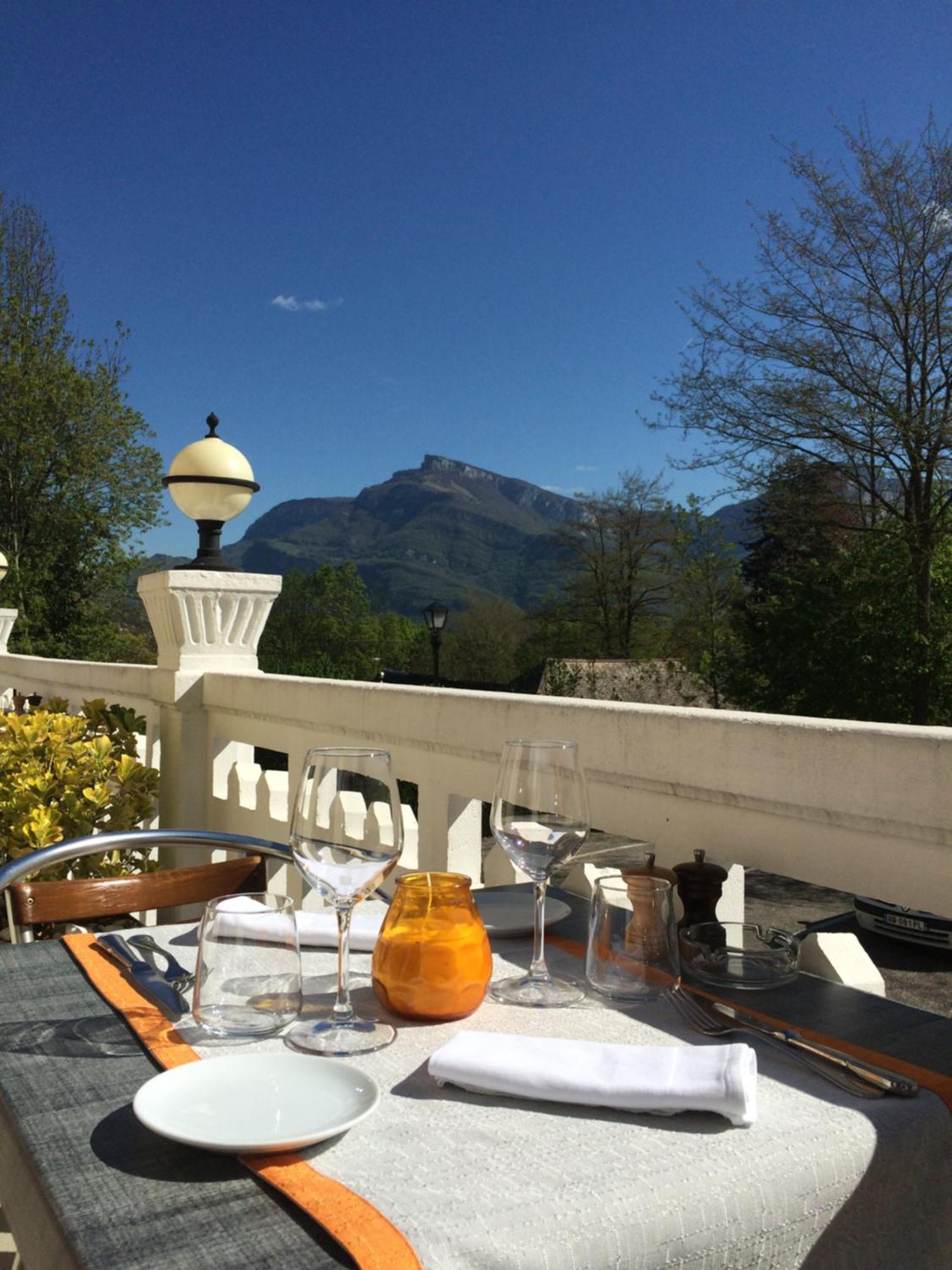 Hotel Spa & Restaurant O Pervenches Шамбери Екстериор снимка